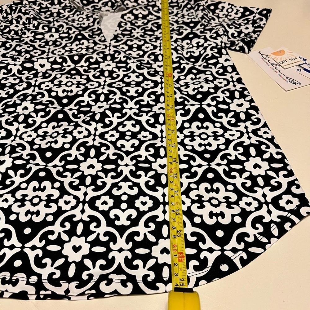 Lulu-B UPF Cooling Fabric Short Sleeve Split V-Neck Black White Print Large NWT - Picture 3 of 10